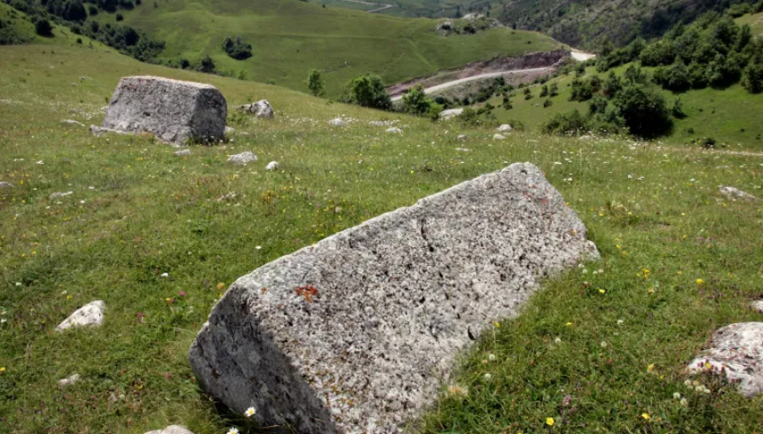 Na Tjentištu oskrnavljeni stećci